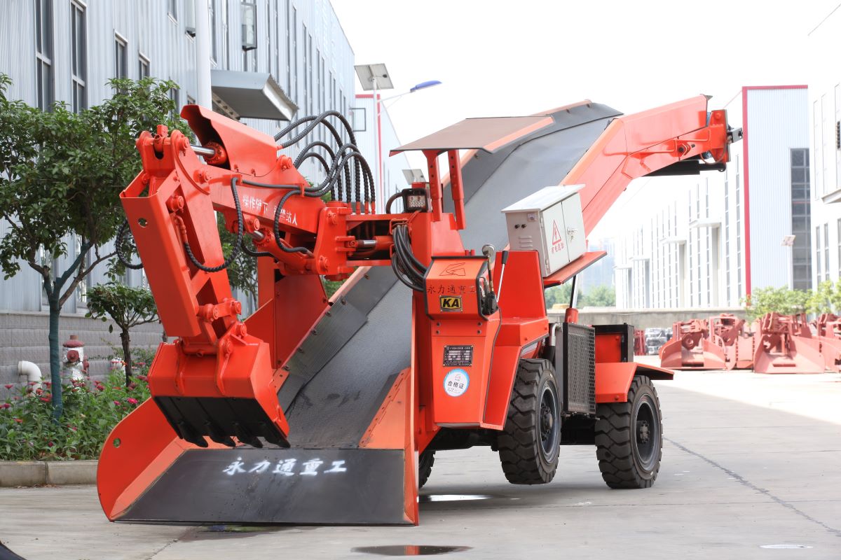 永力通遙控防爆扒渣機(jī)，坐在安全區(qū)就把活干了